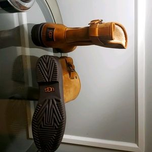 Women's UGG sz9 sherpa and suede boots 👢 😍